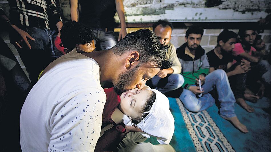 Familiares lloran la muerte de Layila, una niña de ocho meses que murió por inhalación de gas lacrimógeno en Gaza.