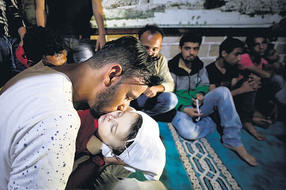 Familiares lloran la muerte de Layila, una niña de ocho meses que murió por inhalación de gas lacrimógeno en Gaza.