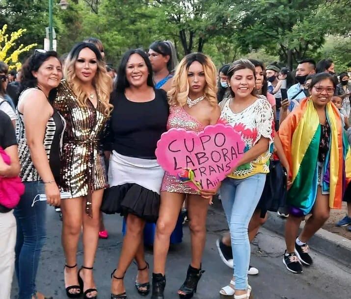 Rosario Sansone y Greta Aguilera (segunda y tercera de la izquierda)