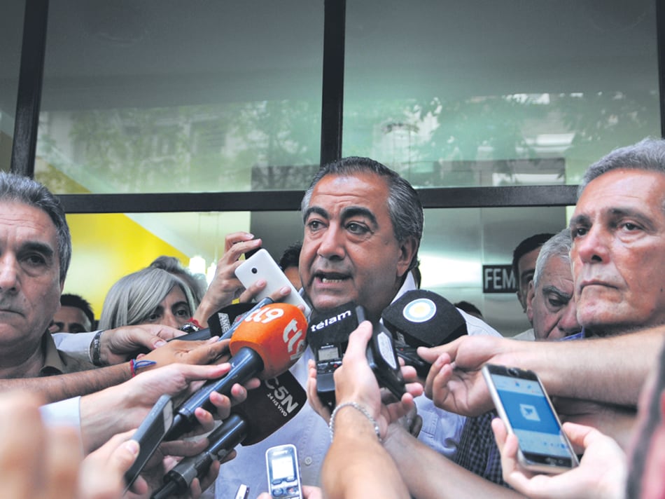 El triunvirato de secretarios generales, Schmid, Daer y Acuña, encabezó el encuentro en la sede de UPCN.