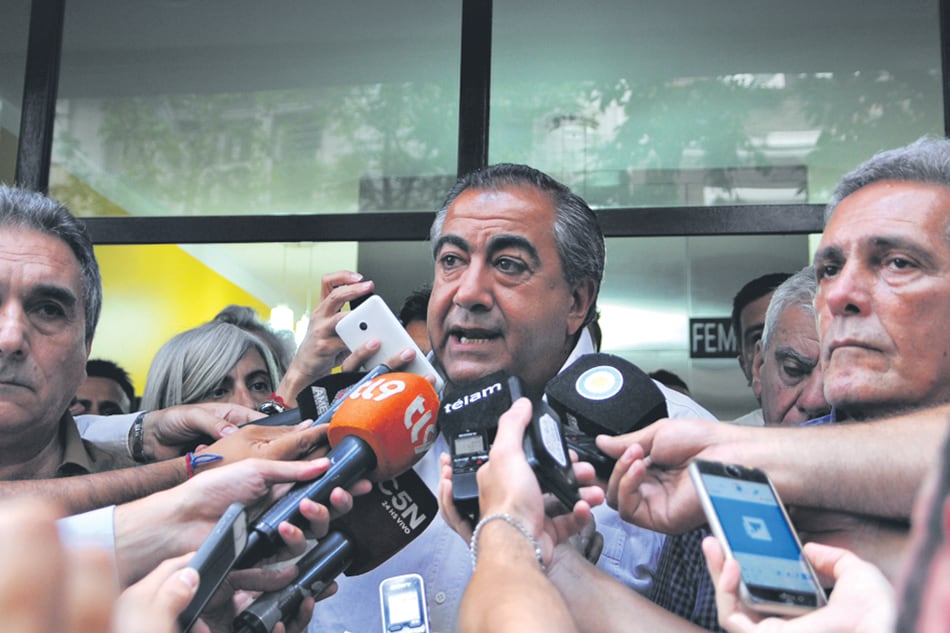 El triunvirato de secretarios generales, Schmid, Daer y Acuña, encabezó el encuentro en la sede de UPCN.