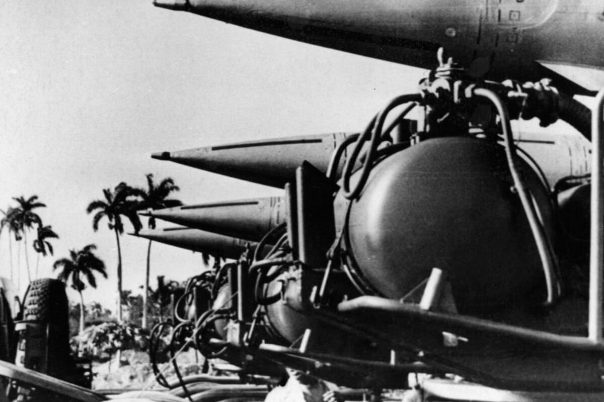 El 16 de octubre de 1962 EEUU confirmó la presencia de misiles de alcance medio en territorio cubano. John Kennedy amenazó con bombardear e invadir.