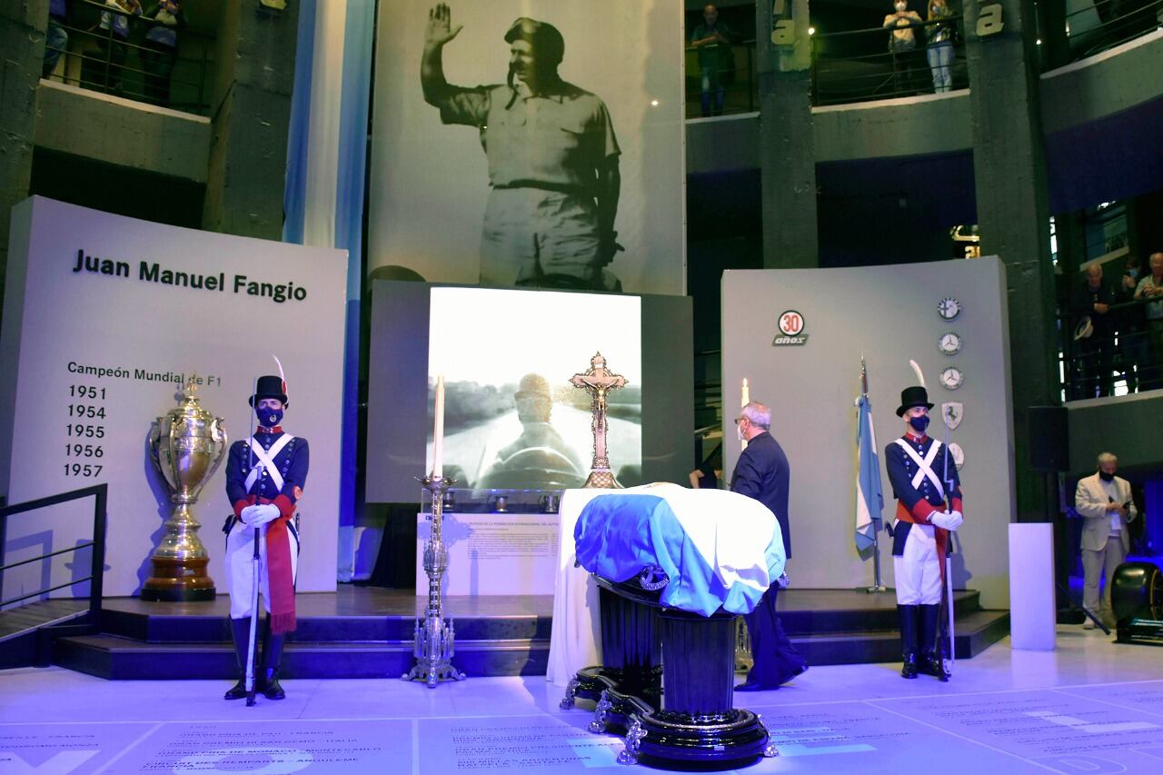 Fangio en el museo, escoltado por una guardia del regimiento de Patricios