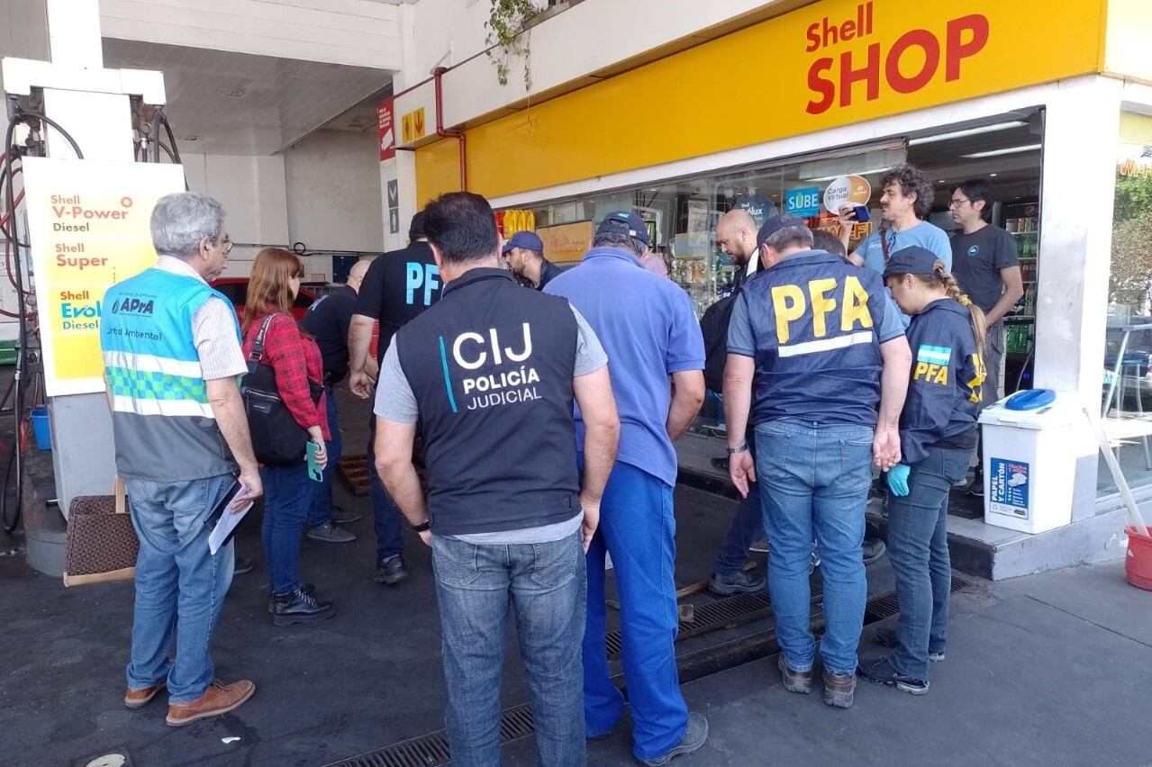 una cámara interceptora de hidrocarburo estaba visiblemente colapsada con líquidos y barro