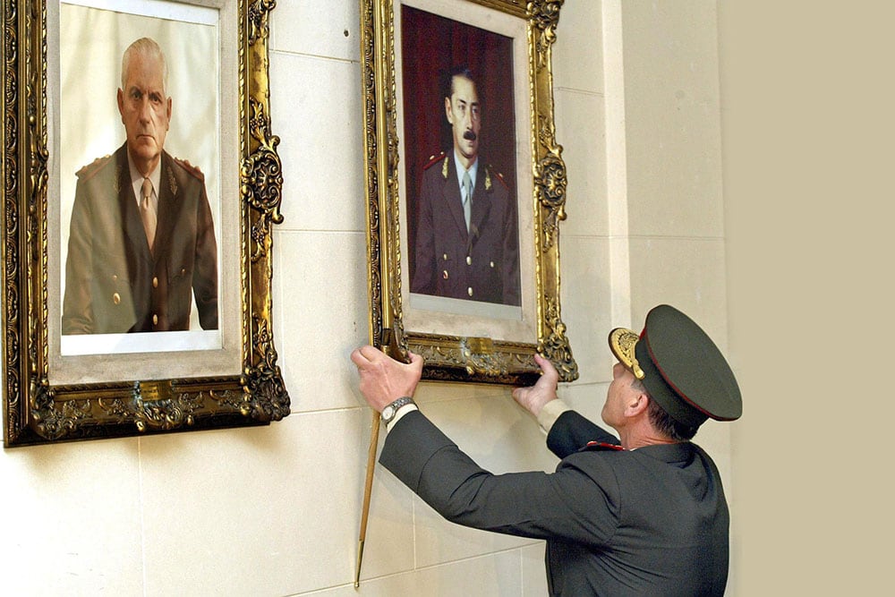 Roberto Bendini bajó el cuadro del dictador Videla del Colegio Militar por orden de Néstor Kirchner. 