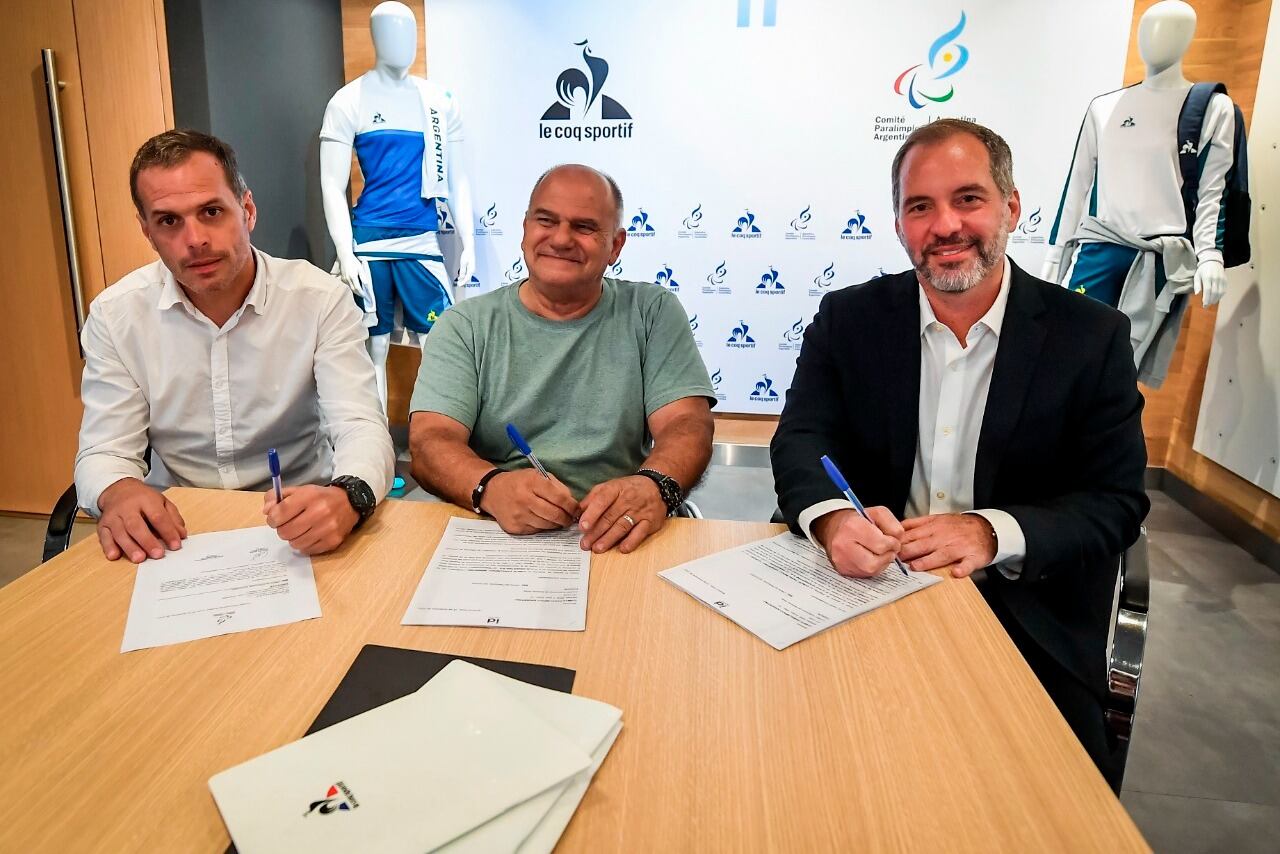 José Valladares y Gustavo Borro, presidente y secretario general del COPAR, junto a Agustín Melano, presidente de ID Argentina