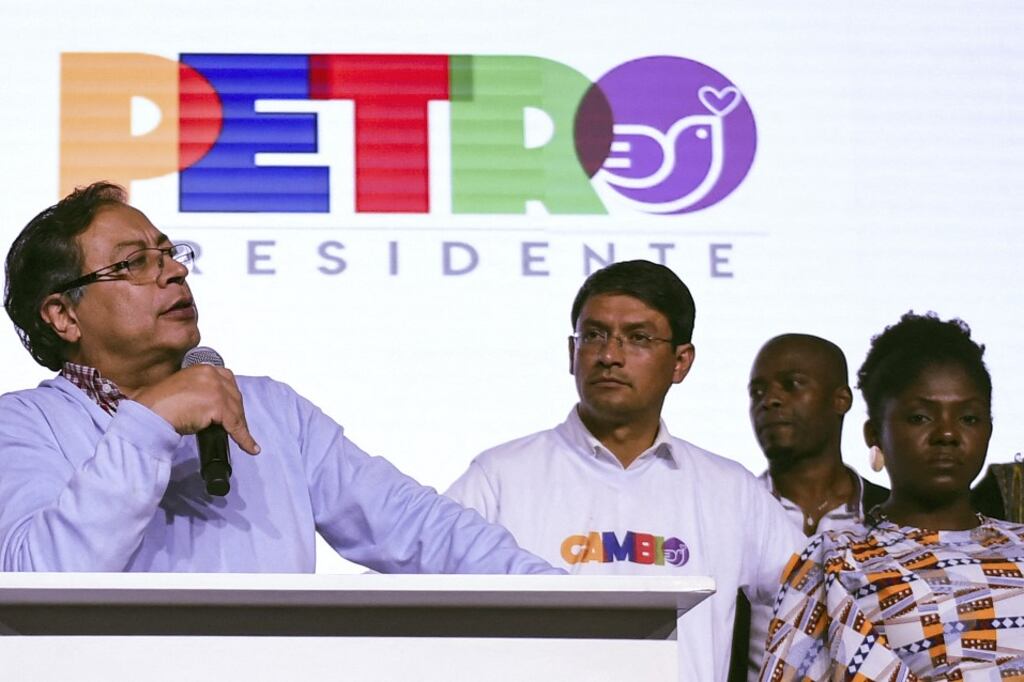 El candidato de la izquierda Gustavo Petro aparece como el favorito.