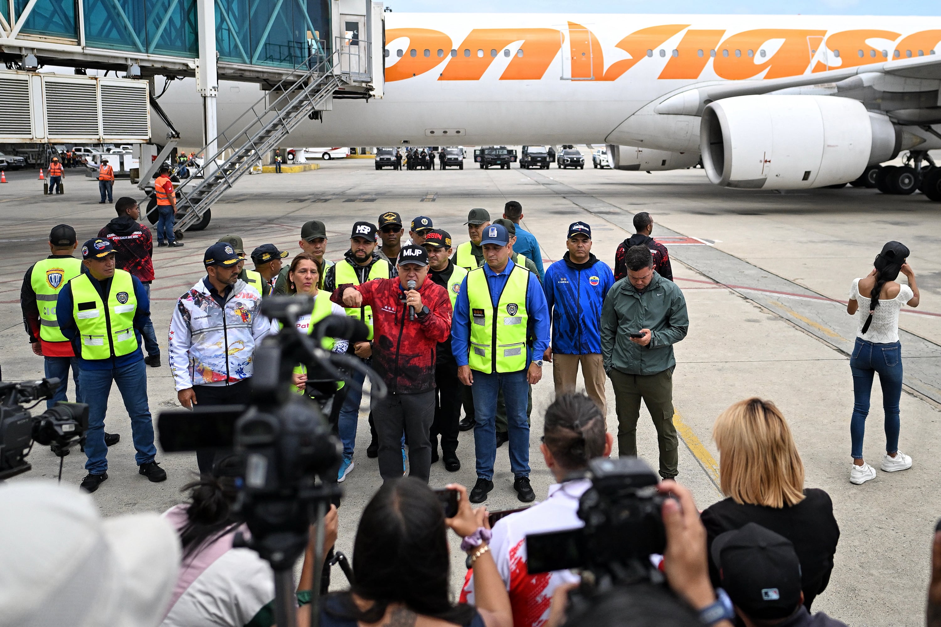 Diosdado Cabello recibe en Caracas a migrantes deportados desde EE.UU. a México. 