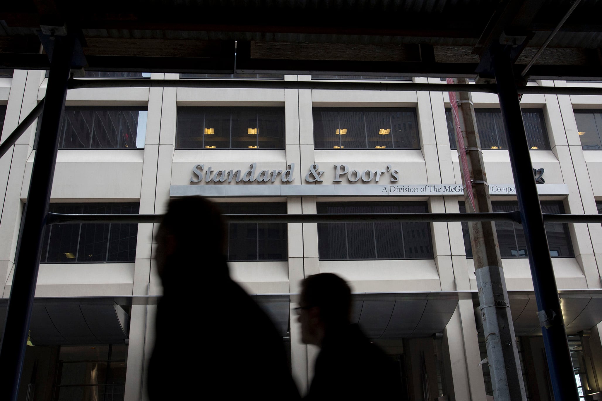 La calificadora de riesgo S&P rebajó este martes la nota de dos bonos argentinos en moneda extranjera de la categoría “CC” a “D” (default).