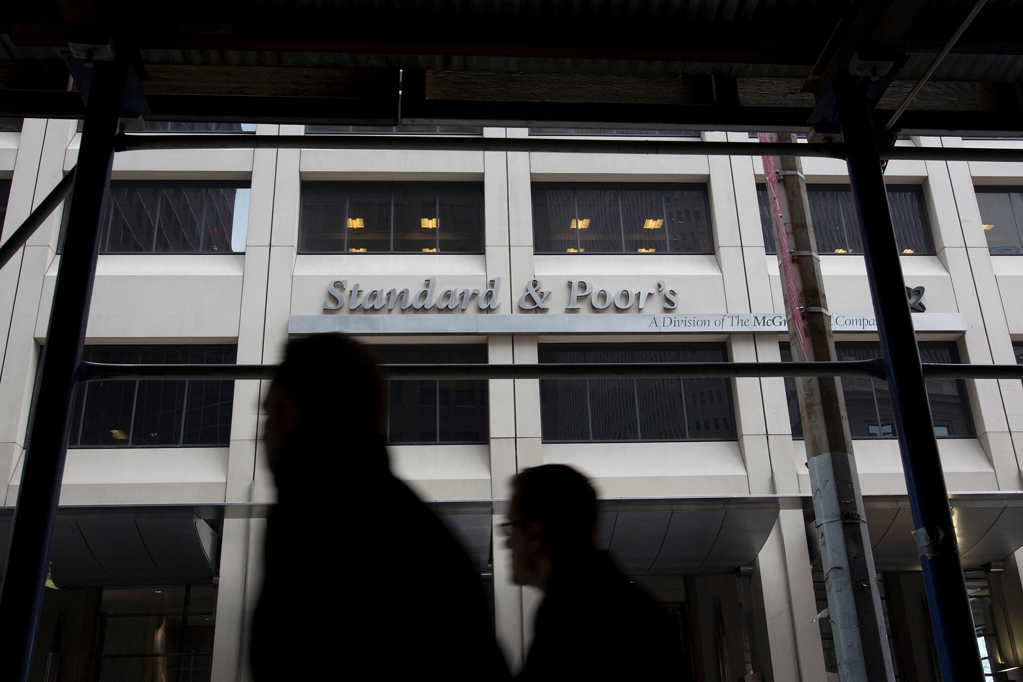 La calificadora de riesgo S&P rebajó este martes la nota de dos bonos argentinos en moneda extranjera de la categoría “CC” a “D” (default).