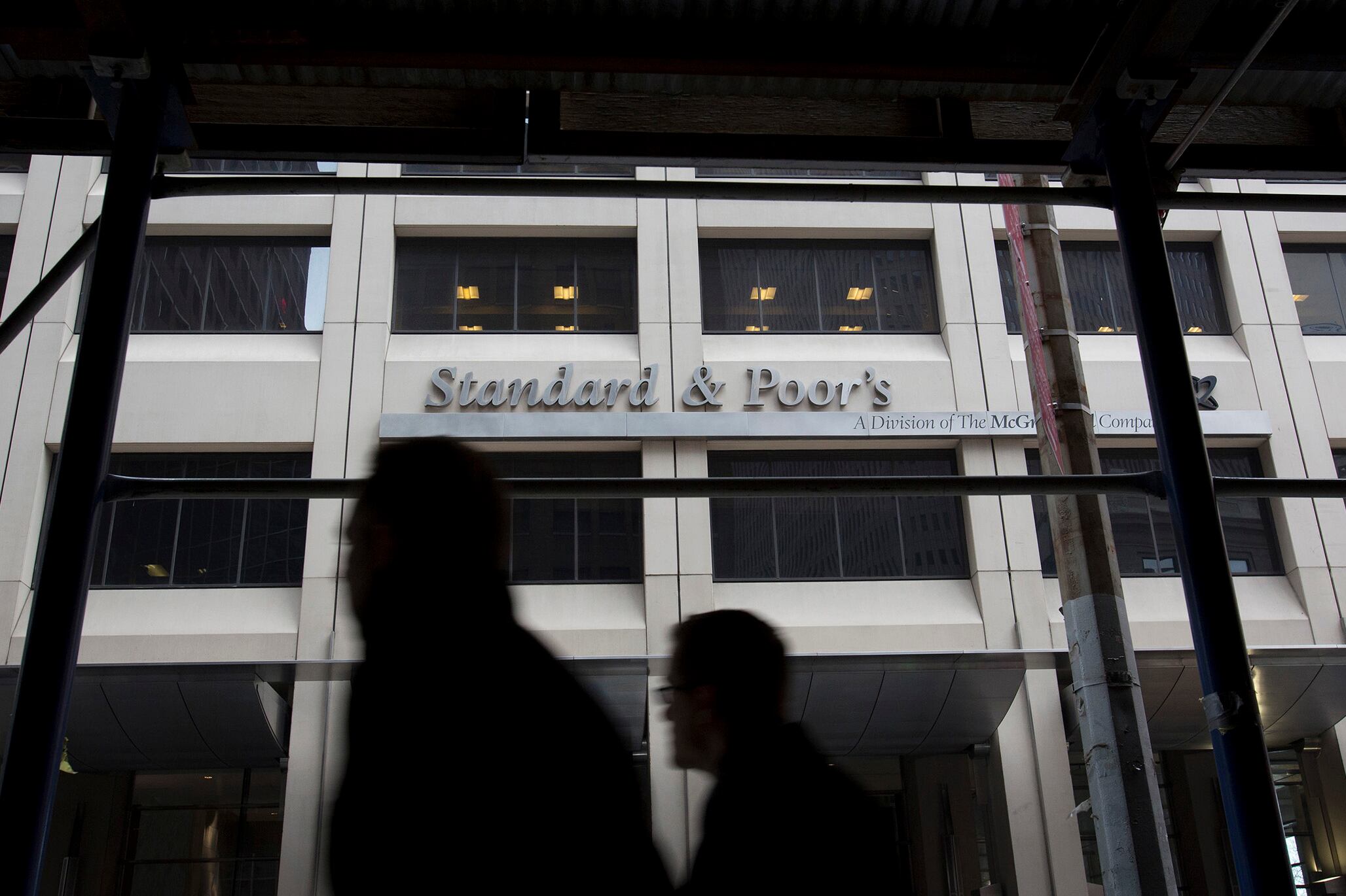 La calificadora de riesgo S&P rebajó este martes la nota de dos bonos argentinos en moneda extranjera de la categoría “CC” a “D” (default).