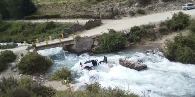 Mendoza: una joven murió luego de que la camioneta en la que viajaba cayera a un arroyo 