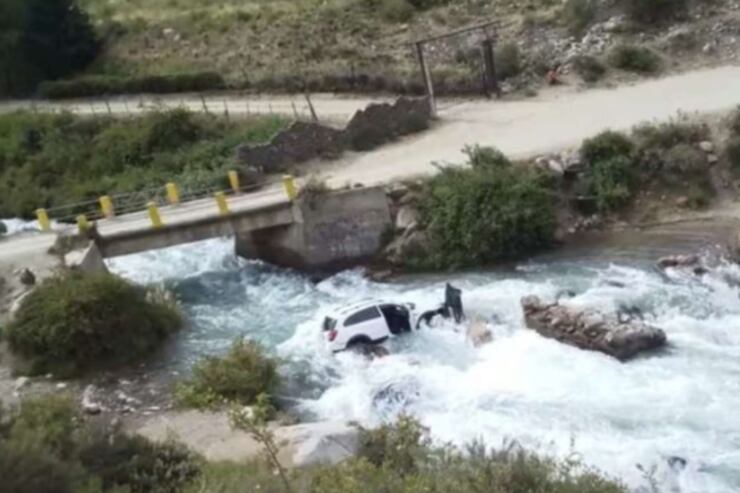 Mendoza: una joven murió luego de que la camioneta en la que viajaba cayera a un arroyo