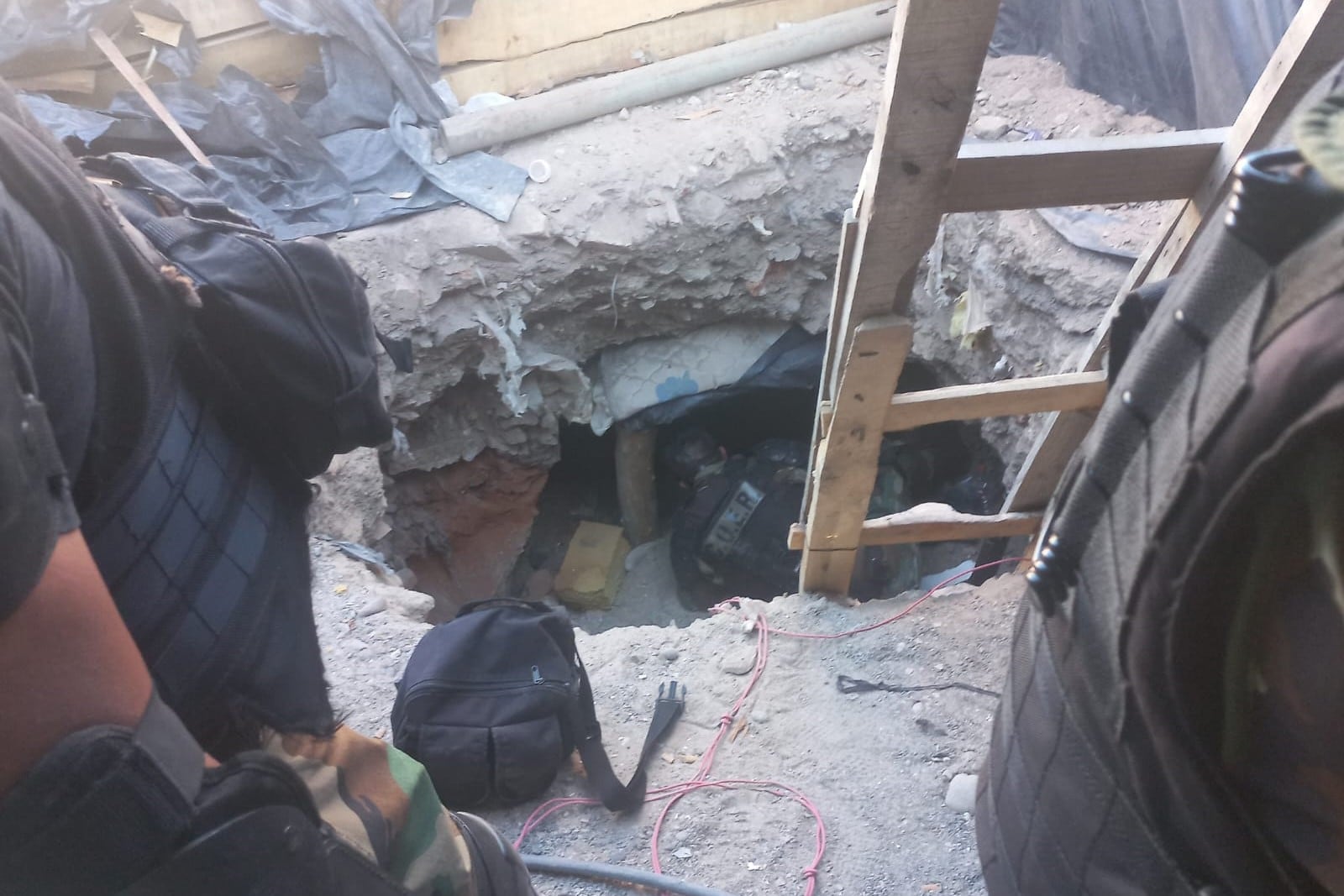 General Roca: descubrieron un túnel extenso al lado de una cárcel e investigan si hubo intentos de fuga. (Imagen: Policía de Río Negro)