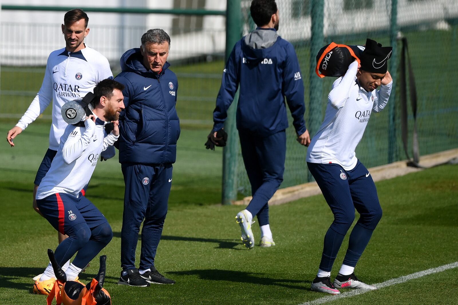 Messi se entrena ante la mirada del técnico