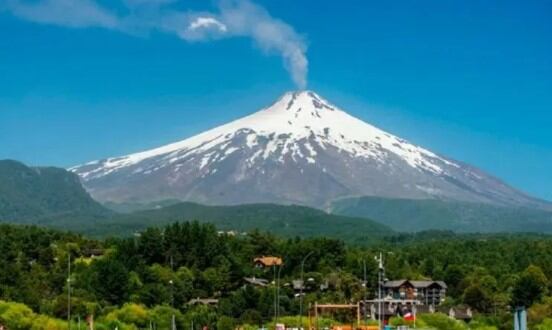  La actividad volcánica provocó una alerta amarilla en la región patagónica. (Prensa Turismo Neuquén)