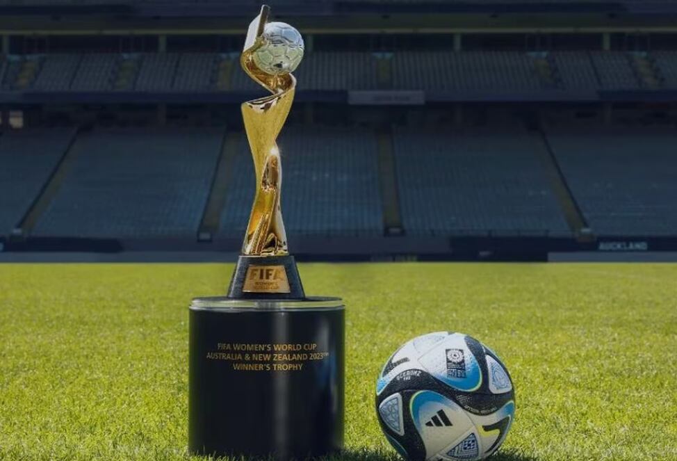 Trofeo y pelota del Mundial Femenino 2023.