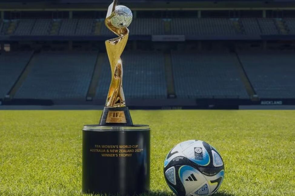 Trofeo y pelota del Mundial Femenino 2023.