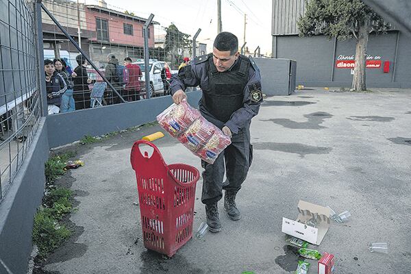 Un efectivo de la bonaerense recupera mercadería robada en José C. Paz.