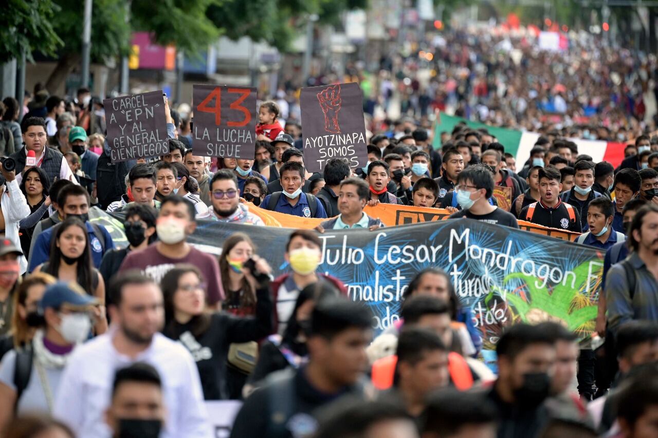 Miles de personas marchan en la capital mexicana exigiendo el esclarecimiento de la masacre de Ayotzinapa. 