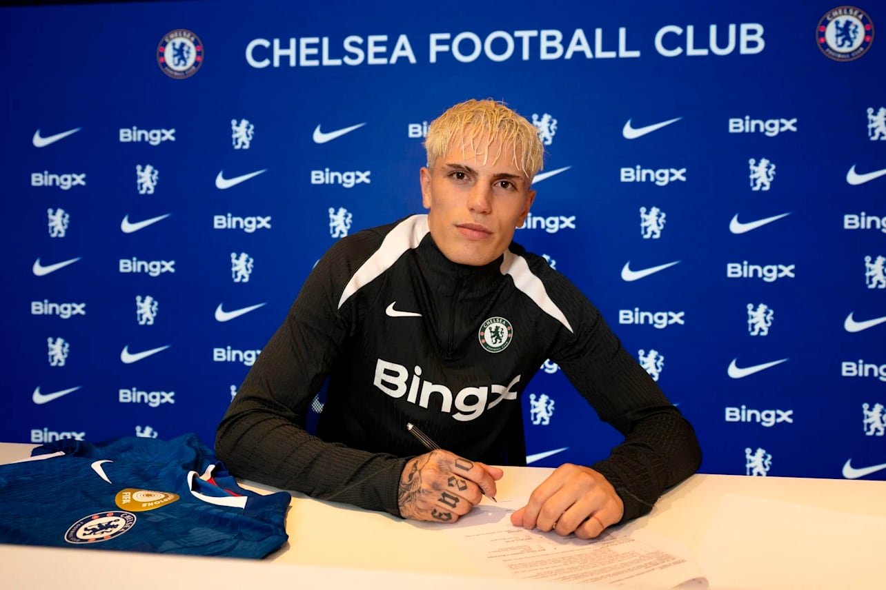 Garnacho, firmando el contrato por siete temporadas