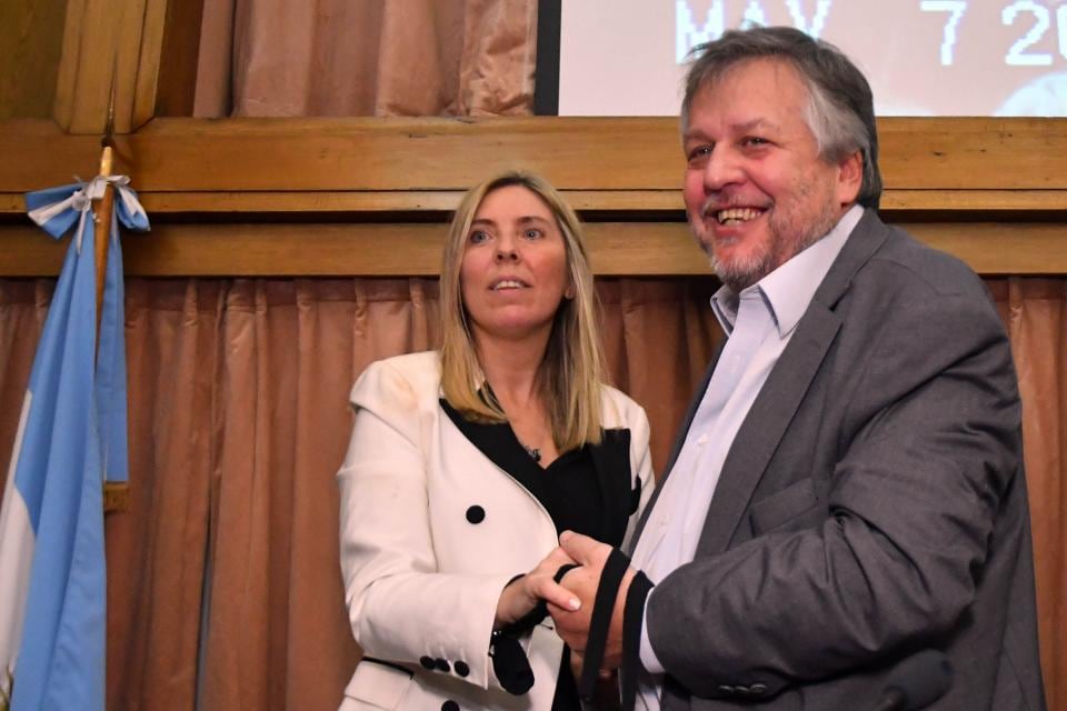 La jueza Capuchetti, al asumir en su cargo, en 2019, junto a Stornelli.