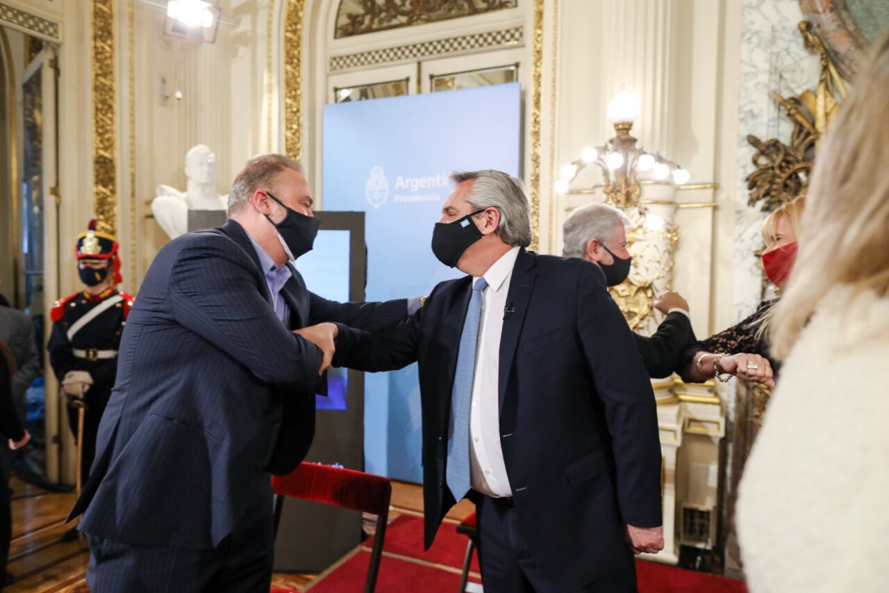 El mandatario se saluda con uno de los juristas asesores, Andrés Gil Domínguez.