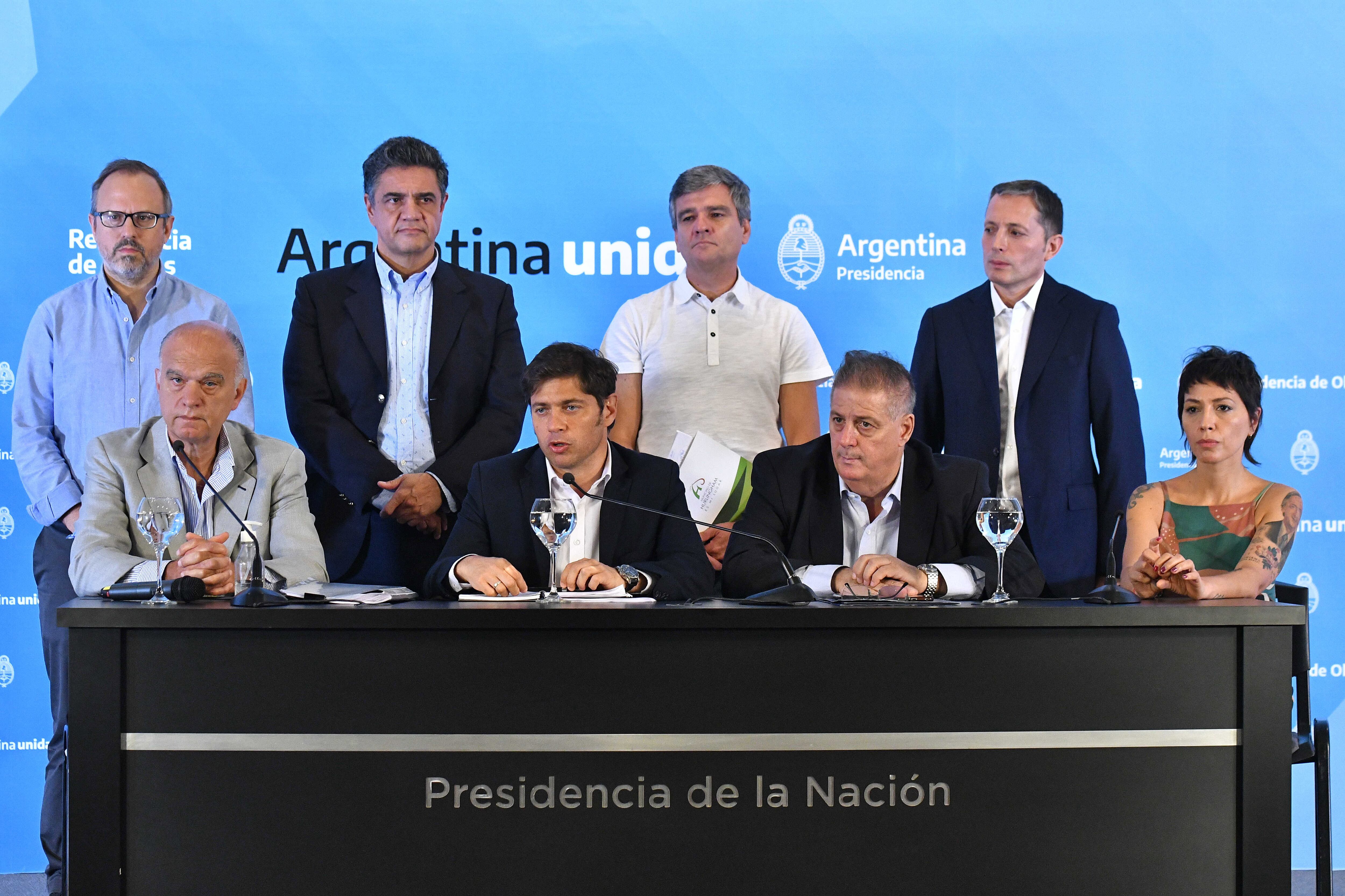 Kicillof junto a intendentes oficialistas y opositores.