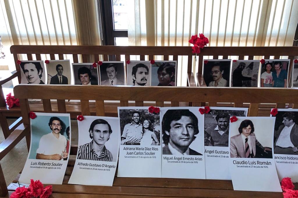En un juicio remoto por la pandemia, las presencias de los ausentes fueron a través de fotos, colocadas por los trabajadores del Archivo de la Memoria.