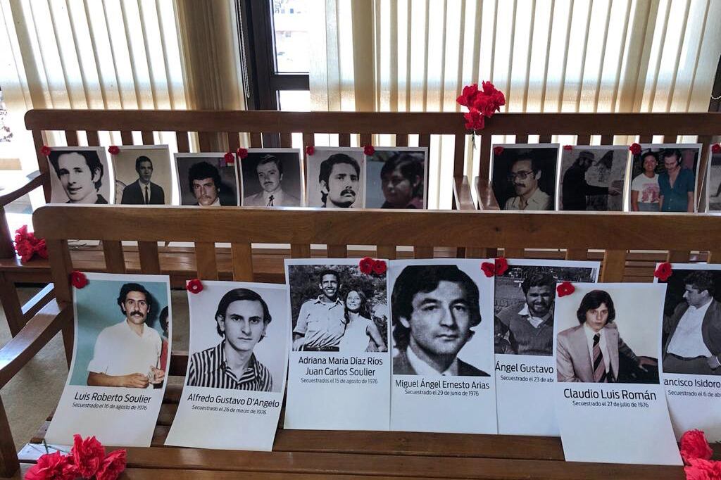 En un juicio remoto por la pandemia, las presencias de los ausentes fueron a través de fotos, colocadas por los trabajadores del Archivo de la Memoria.