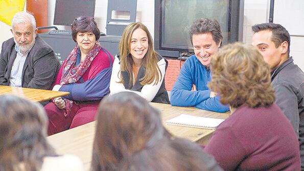Vidal y Sánchez Zinny, con los supuestos alumnos de espaldas, en la Escuela 7 de San Isidro.