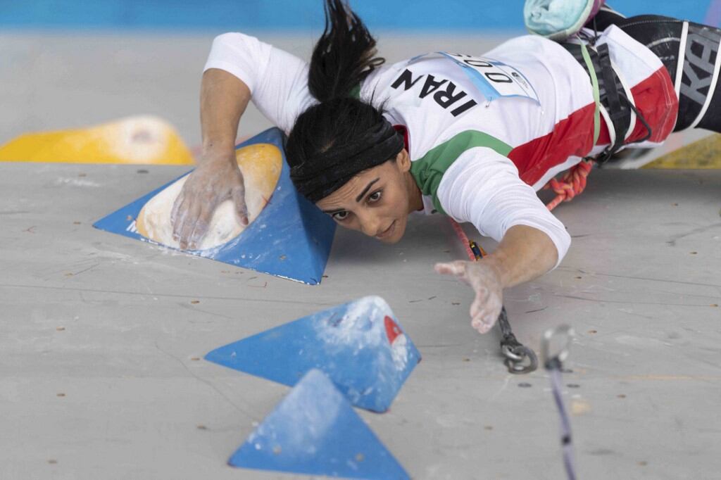 La iraní Elnaz Rekabi en plena competencia de escalada