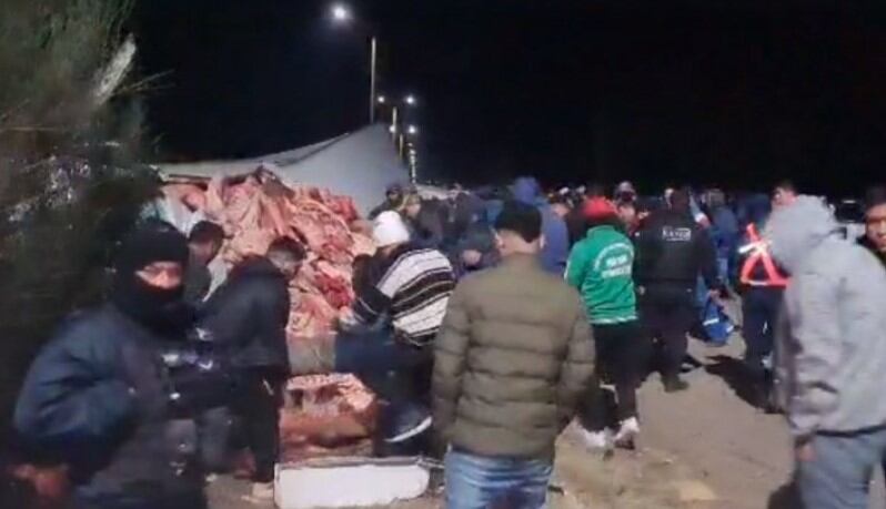 Vecinos se llevaron la carga de carne de un camión que volcó en San Luis. Imagen: captura de TV