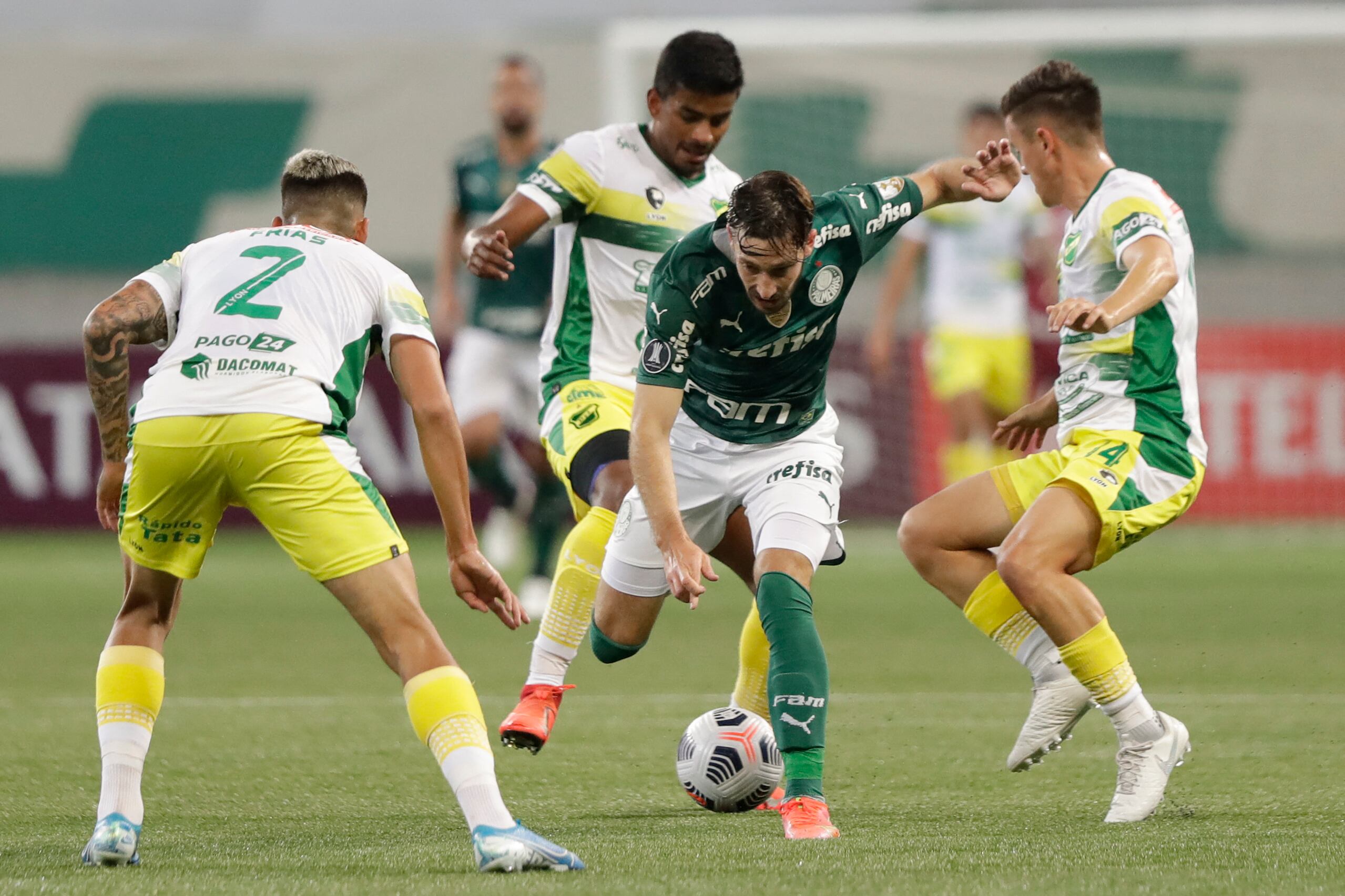 Tres jugadores de Defensa en la marca de un brasileño