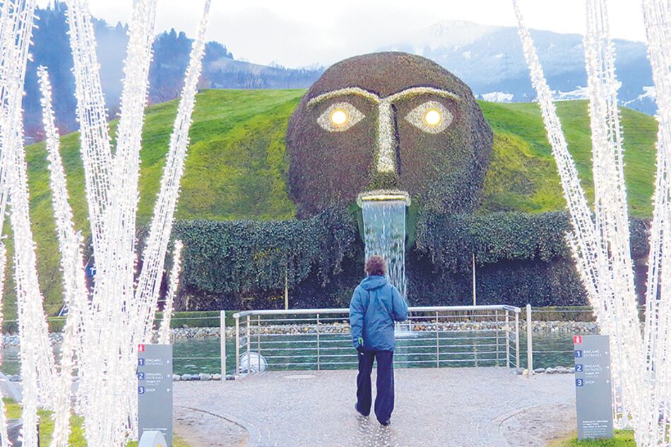 El gigante de piedra y musgo que custodia Kristallwelten a la sombra de los Alpes.