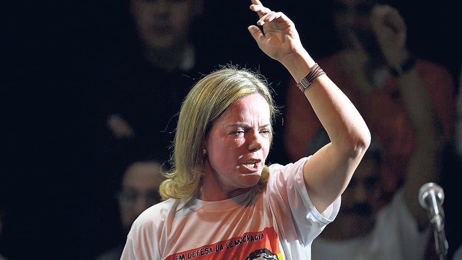 “El juez Moro se comporta como un activista en complicidad con Globo y los demás participantes en el golpe”, afirma Hoffmann.