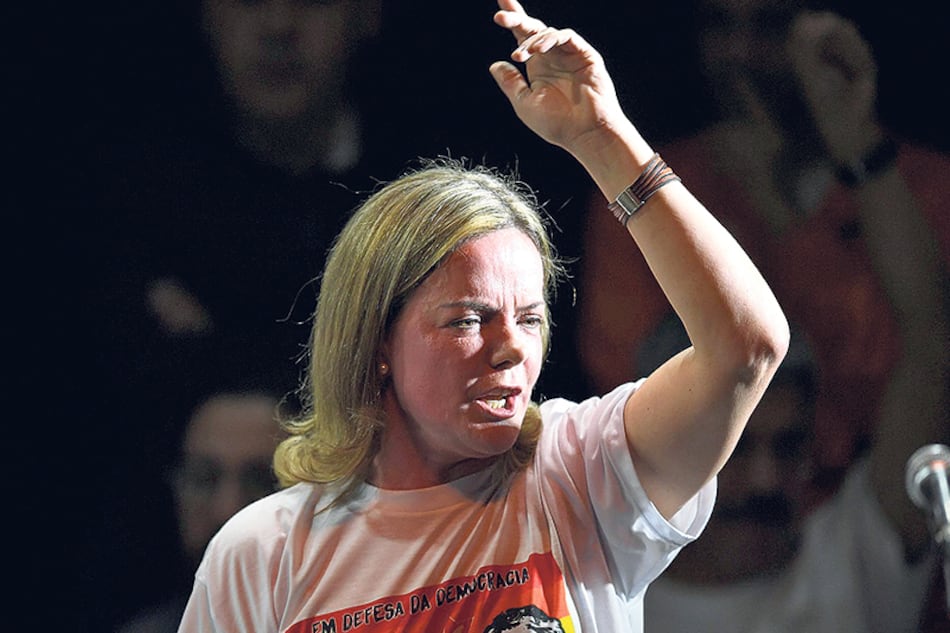 “El juez Moro se comporta como un activista en complicidad con Globo y los demás participantes en el golpe”, afirma Hoffmann.