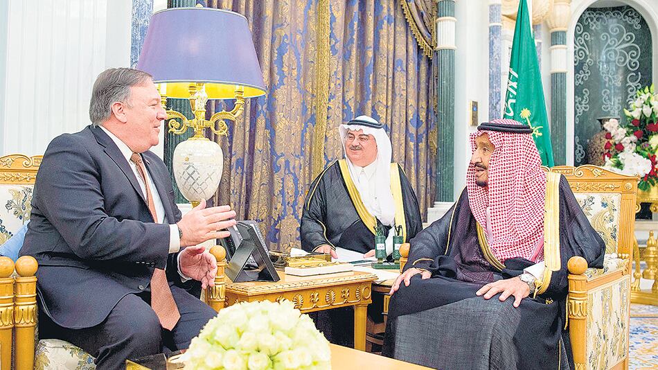 Mike Pompeo se reunió con el rey Salmán (der.) para tratar el caso del periodista Kashoggi.