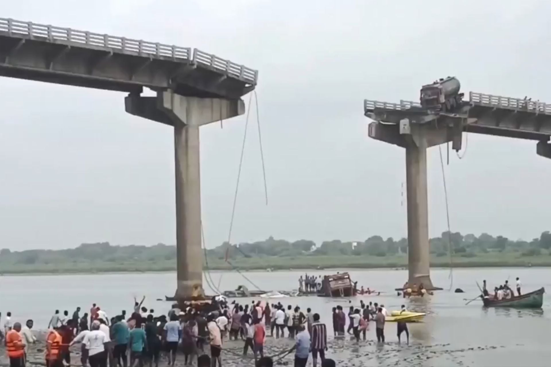 Colapsó un puente en India y dejó muertos y heridos