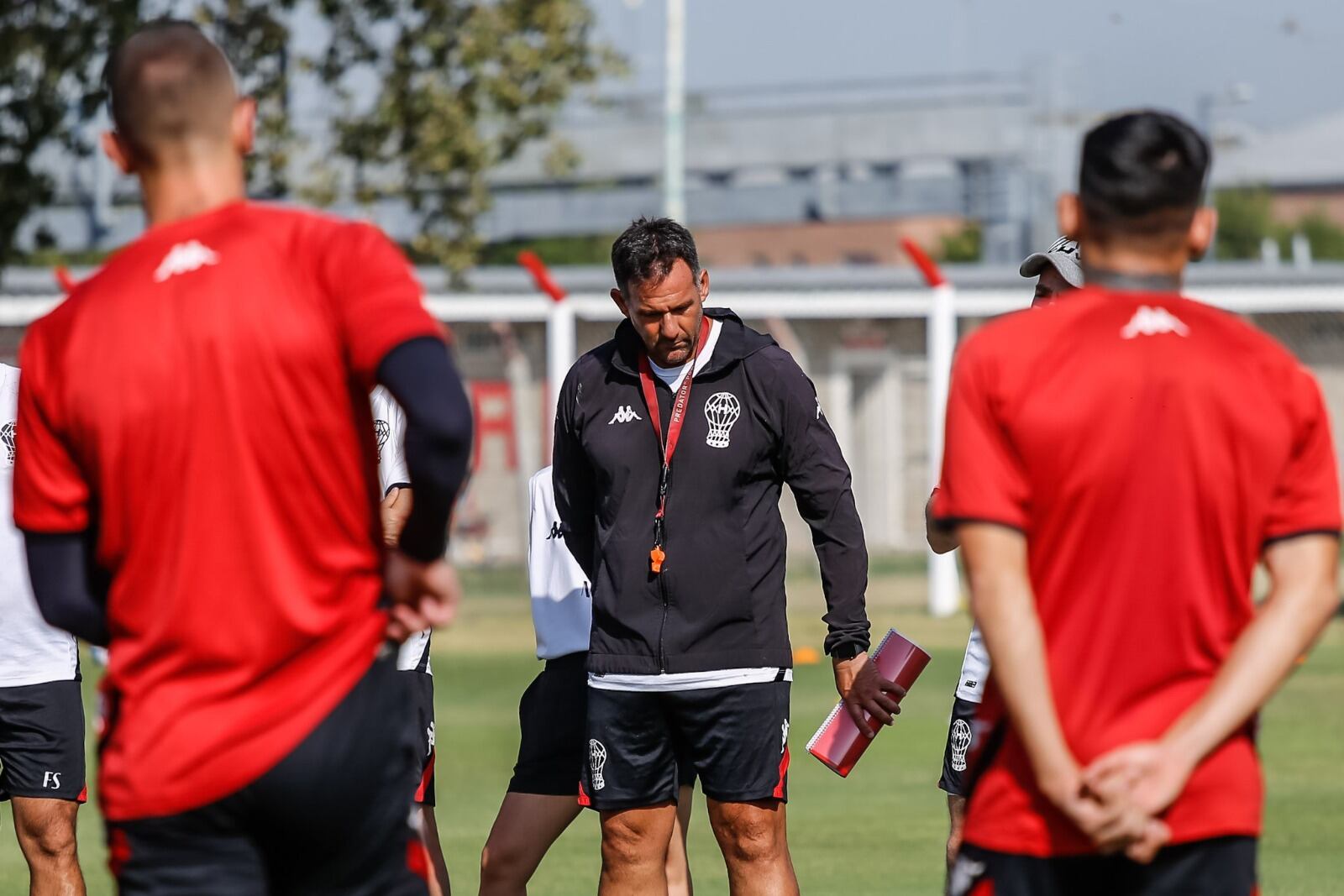 El DT Diego Dabove habla con los jugadores del Globo.