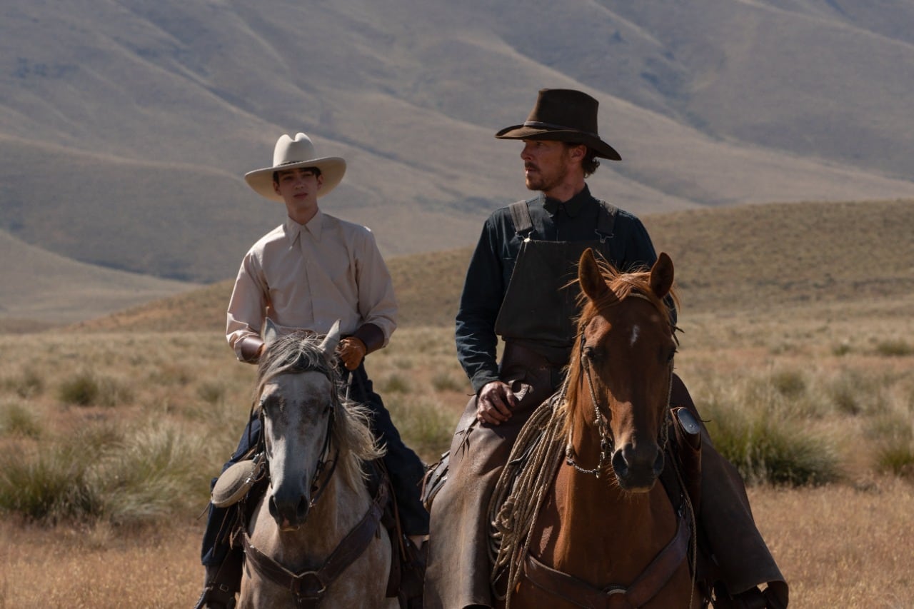 Kodi Smit-McPhee y Benedict Cumberbatch, en un film con dejos góticos.