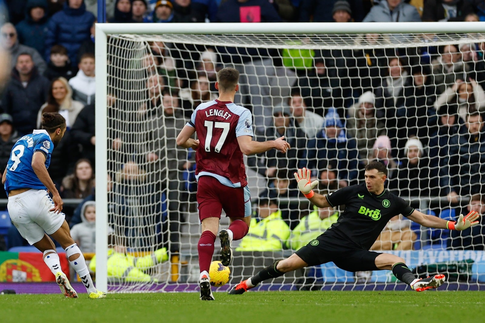 El Dibu Martíne le tapa el mano a mano a Calvert-Lewin. A los segundos sacaría otro pelotón al córner