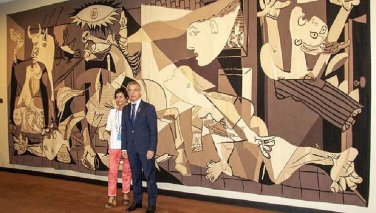 El presidente del gobierno vasco, Iñigo Urkullu, frente al tapiz del "Guernica", en la ONU, hace dos meses. 
