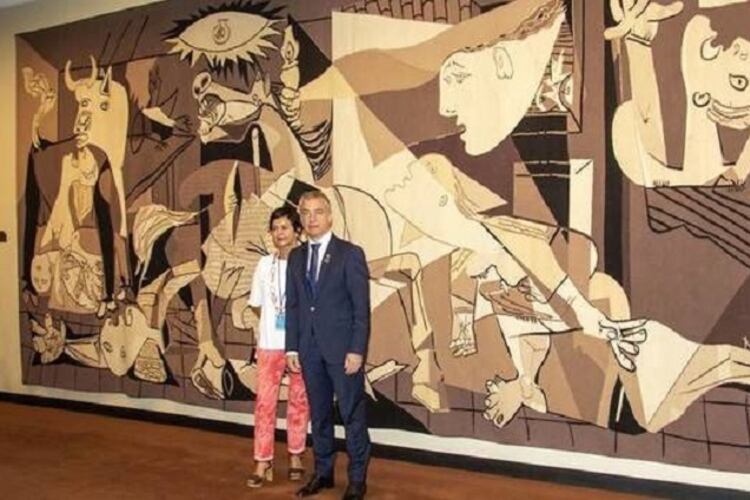 El presidente del gobierno vasco, Iñigo Urkullu, frente al tapiz del "Guernica", en la ONU, hace dos meses.
