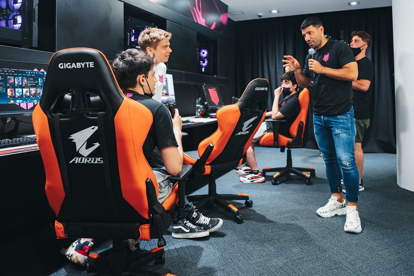 El ex futbolista recorrió las instalaciones palermitanas del primer gaming center de KRÜ, su escuadra de esports.