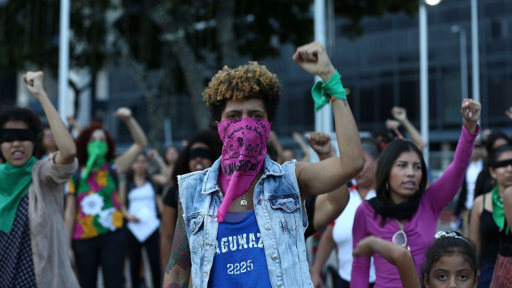 Activistas feministas de Caracas en la performance de "El violador eres tú"