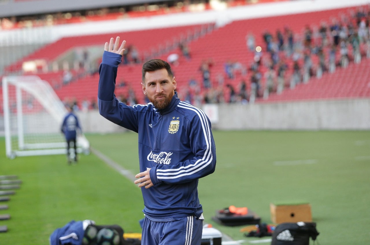 Messi saluda al público durante el entrenamiento del sábado en Porto Alegre.