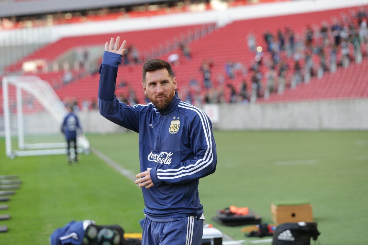 Messi saluda al público durante el entrenamiento del sábado en Porto Alegre.