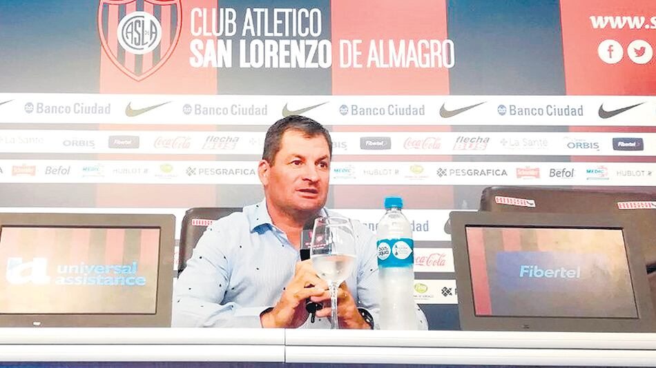 Tras firmar, Biaggio intentó aclarar las demoras que hicieron dudar de su presencia mañana.