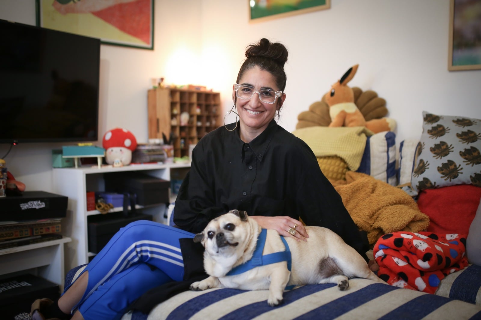 "Me aburre la búsqueda de la corrección política", dice Charo junto a su perro Pico.